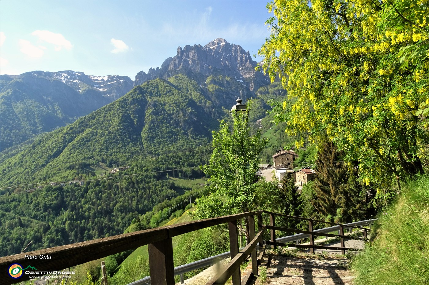 13 Salgo alle case del Cantello con vista verso Grasso e la Cornetta.JPG